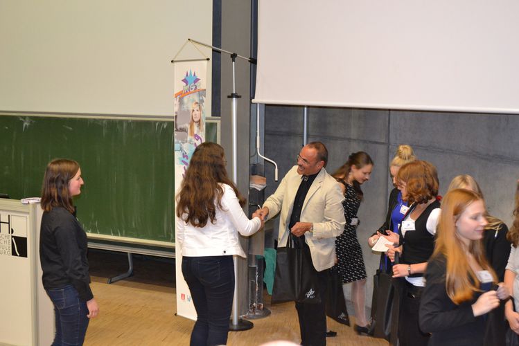2014_10_30_Geschenkuebergabe_DrDieterHausamann_Leiter_DLR_School_Lab.jpg
