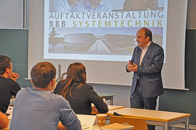 Maschinenbau-Dekan Prof. Dr. Ulrich Briem bei der Begrüßung der „Systemtechnik-Erstsemester“. Foto: OTH Regensburg