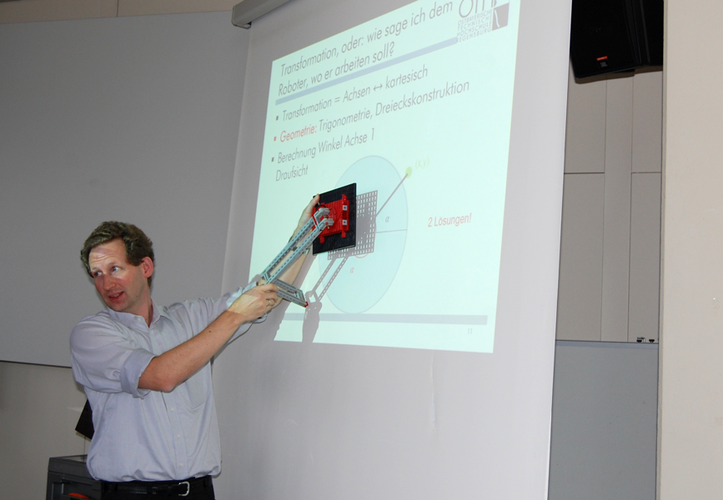 Prof.Dr. Martin Weiß erläutert die Geometrie eines Roboters.