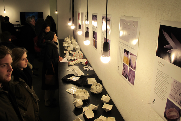 Besucher der Industriedesign-Ausstellung in der Galerie konstantin b in Regensburg.