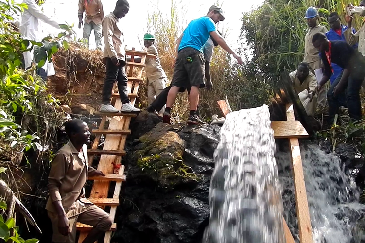 Justus Hofmeister und afrikanische Projektstudenten der NPB bei der Einrichtung des Wasserzulaufs. Foto: Stefan Krebs