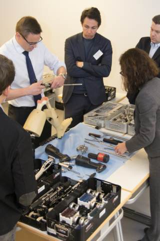 Fachbesucher bei einem von fünf “Hands-On” Workshops. Fotos: Asklepios Klinikum Bad Abbach, K. Bahringer