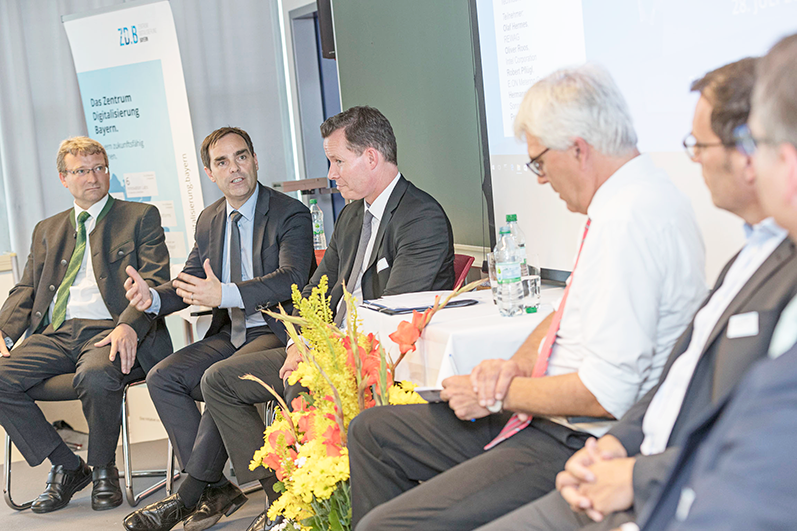 Podiumsdiskussion mit v.l.n.r.: Prof. Dr.-Ing. Oliver Brückl, Oliver Roos, Olaf Hermes, Prof. Dr.-Ing. Ulrich Wagner, Hermann Schweizer, Robert Pflügl