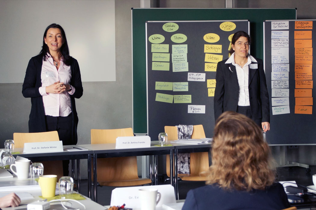 Die Trainerinnen: Prof. Dr. Stefanie Winter (Hochschule Darmstadt) und Prof. Dr. Bettina Franzke (Fachhochschule für öffentliche Verwaltung NRW in Köln). Foto: OTH Regensburg