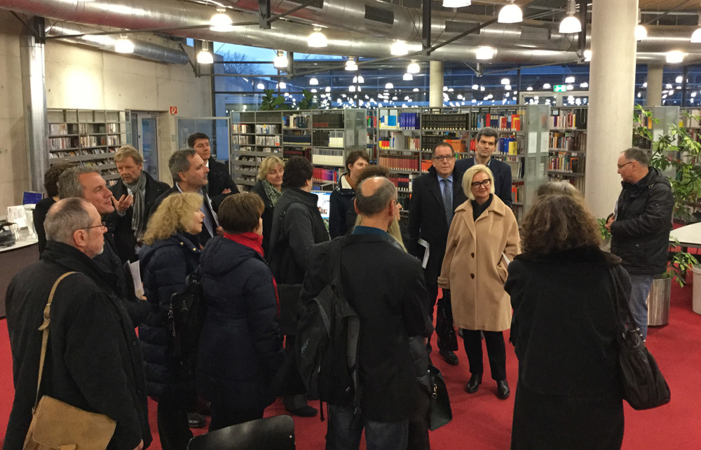 Auch ein Rundgang durch die Bibliotheksbesuch an der OTH Regensburg durfte nicht fehlen. Foto: Ute Schwarz, IHK Regensburg