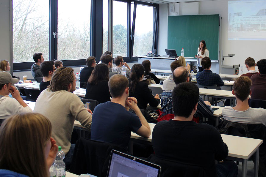 Bis auf den letzten Platz war der Seminarraum während des Vortrags von Claudine Oldengott gefüllt. Bild: start-up center Bis auf den letzten Platz war der Seminarraum während des Vortrags von Claudine Oldengott gefüllt. Bild: start-up center