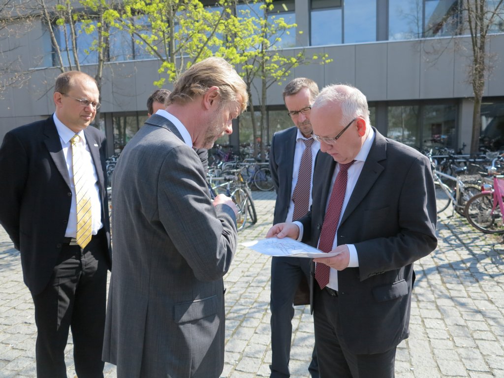 Gleich zur Begrüßung machte die Hochschulleitung Herrn Ministerialdirigent Johann Zwirglmeier (rechts) mit den unterschiedlichen Standorten und Anmietflächen der OTH Regensburg vertraut.