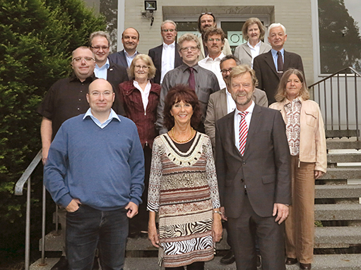 Elf Lehrbeauftragte posieren mit Dekanin, Dekanen und Präsident Prof. Dr. Wolfgang Baier. Foto: OTH Regensburg