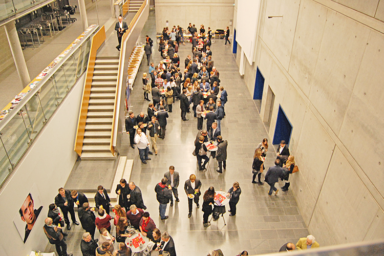 Stehempfang im Foyer des Hörsaalgebäudes am Forum. Stehempfang im Foyer des Hörsaalgebäudes am Forum.
