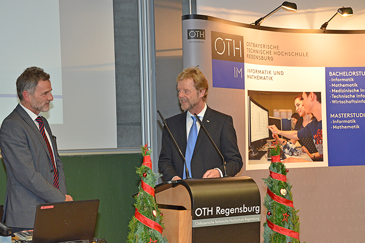 Prof. Dr. Wolfgang Baier, Präsident der OTH Regensburg, hält eine Laudatio auf Prof. Dr. Christian Hook, der in den Ruhestand verabschiedet wurde. Prof. Dr. Wolfgang Baier, Präsident der OTH Regensburg, hält eine Laudatio auf Prof. Dr. Christian Hook, der in den Ruhestand verabschiedet wurde.