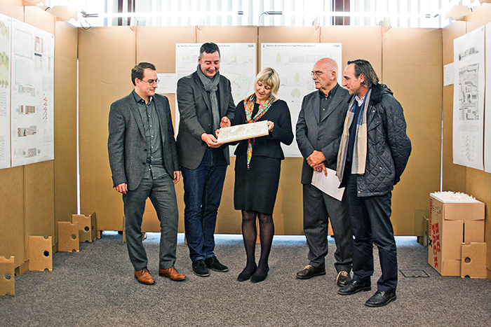 Den ersten Preis gewann das Architekturbüro Behnisch Architekten aus München. Von links: Benedikt Stahl, Robert Hösle, Gerlinde Frammelsberger, Prof. Michael Gaenßler, Manfred Albrecht.