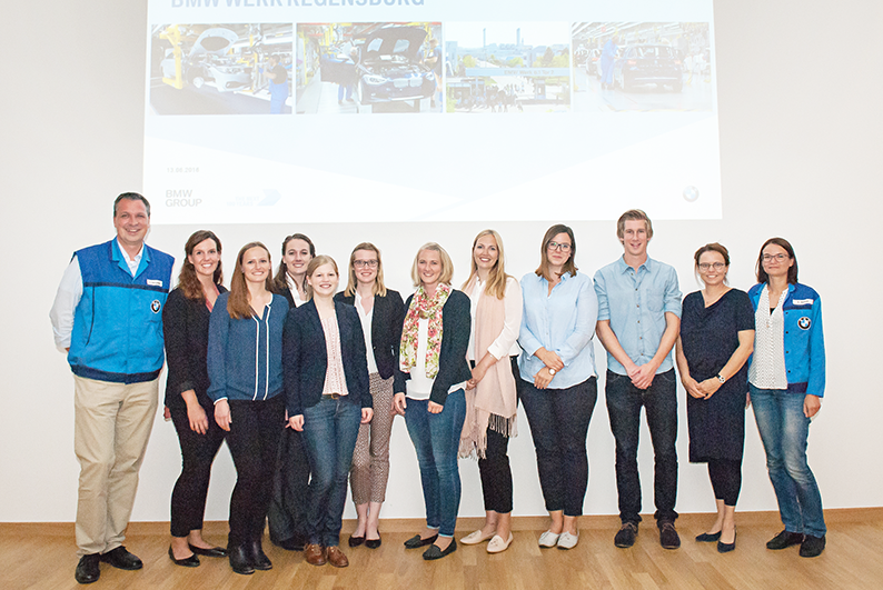 Projektteilnehmerinnen und -teilnehmer mit Personalleiter des BMW Group Werks Regensburg Alexander Bergmann (links), Prof. Dr. Susanne Nonnast (2.v.r.) und Kerstin Niebler, Mitarbeiterin der BMW-Peronalabteilung (rechts). Fotos: BMW Regensburg Projektteilnehmerinnen und -teilnehmer mit Personalleiter des BMW Group Werks Regensburg Alexander Bergmann (links), Prof. Dr. Susanne Nonnast (2.v.r.) und Kerstin Niebler, Mitarbeiterin der BMW-Peronalabteilung (rechts). Fotos: BMW Regensburg