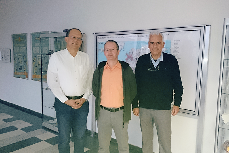 von links: Prof. Dr. Thomas Fuhrmann, Vizepräsident der OTH Regensburg, Prof. Miroslav Sykora, Klokner Institut, Technische Universität Prag, Prof. Dr. Dimitris Diamantidis, OTH Regensburg. Foto: OTH Regensburg von links: Prof. Dr. Thomas Fuhrmann, Vizepräsident der OTH Regensburg, Prof. Miroslav Sykora, Klokner Institut, Technische Universität Prag, Prof. Dr. Dimitris Diamantidis, OTH Regensburg. Foto: OTH Regensburg