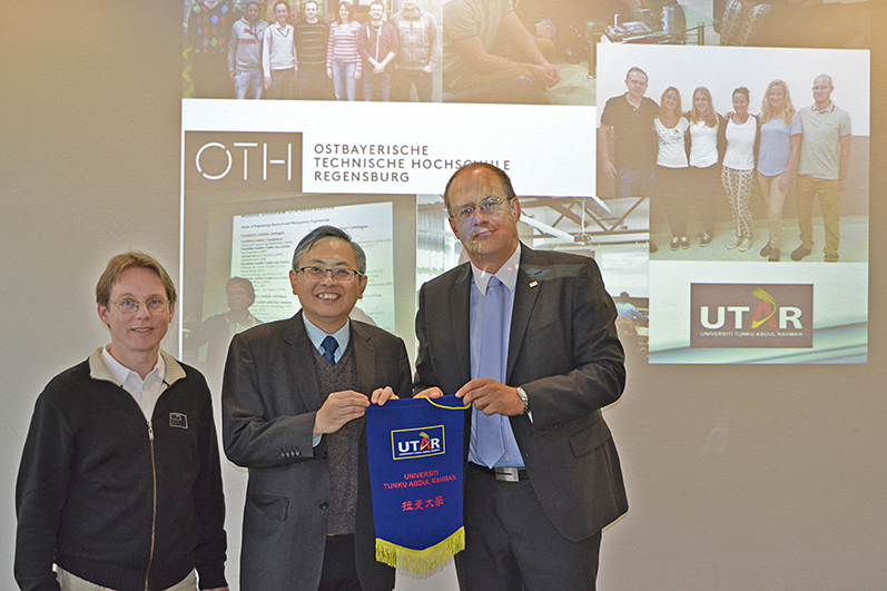 von links: Prof. Dr. Rupert Schreiner, Prof. Dr. Ewe Hong Tat, Prof. Dr. Thomas Fuhrmann. Foto: Gudrun Seebauer