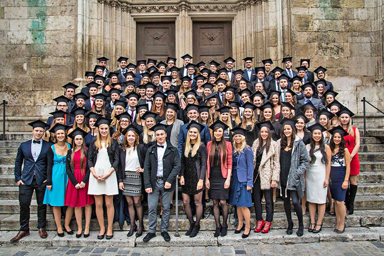 Gruppenfoto der Absolventen und Absolventinnen der Fakultät Betriebswirtschaft vor dem Dom. Foto: Fakultät Betriebswirtschaft