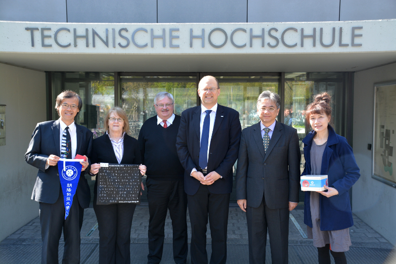 Zu Besuch an der OTH Regensburg: (von links) Prof. Richard Chuan-Ching Hwang, Prof. Irmgard Schroll-Decker, Dr. Wilhelm Bomke, Prof. Thomas Fuhrmann, Prof. Tao-ming Cheng, Prof. Liza Lee, Foto: Sandra Dirnberger Zu Besuch an der OTH Regensburg: (von links) Prof. Richard Chuan-Ching Hwang, Prof. Irmgard Schroll-Decker, Dr. Wilhelm Bomke, Prof. Thomas Fuhrmann, Prof. Tao-ming Cheng, Prof. Liza Lee, Foto: Sandra Dirnberger