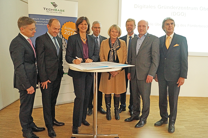 von links: MdL Tobias Reiß, Alexander Rupprecht, Ilse Aigner, Prof. Dr. Udo Hebel, Prof. Dr. Andrea Klug, Prof. Dr. Wolfgang Baier, Joachim Wolbergs, Axel Bartelt. Foto: R-Tech, 
