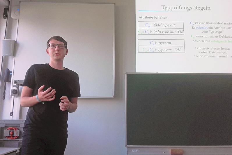Dennis Schmidt stellt seine Bachelorarbeit auf der Studierendenkonferenz SKILL 2016 vor. Foto: OTH Regensburg