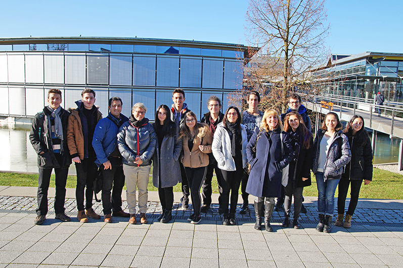 Eine Schülergruppe  der Fit-Schulen aus der Türkei mit Sandra Schwarz (4. von links), Allgemeine Studienberatung der OTH Regensburg.