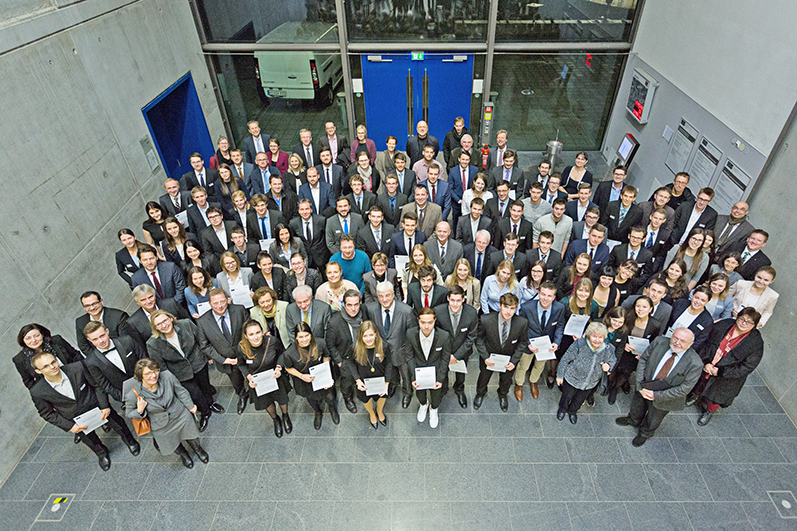 Deutschlandstipendium: Die 73 Stipendiaten und 39 Förderer bei der Verleihung der Deutschlandstipendien an der OTH Regensburg. Foto: OTH Regensburg / Paul Mazurek