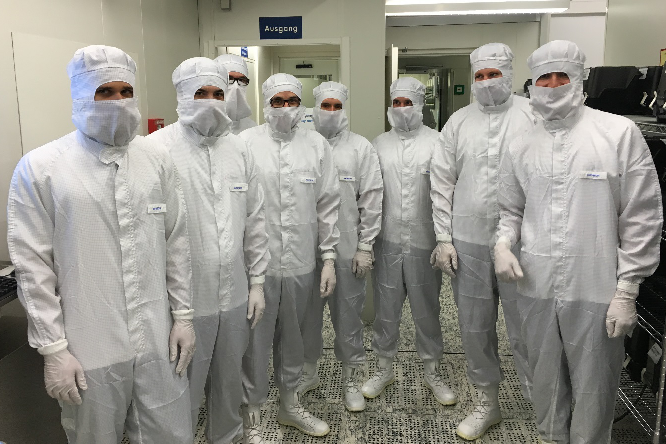 Dabei ging es mit der erforderlichen Reinraumbekleidung auch in einen Reinraum