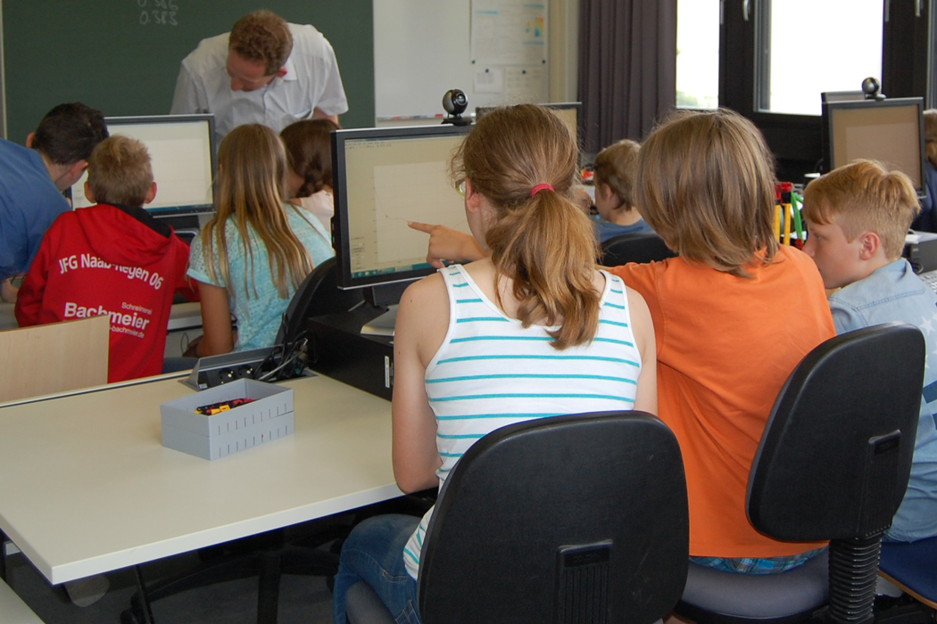 Bei Professor Dr. Martin Weiß simulierten die Schüler/innen verschiedene Bahnverläufe einer Kugelbahn