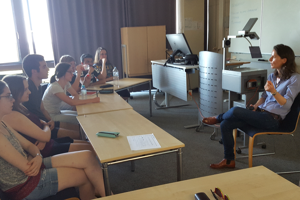 Prof. Dr. Sam Hillyard bei einem Vortrag vor Studierenden.