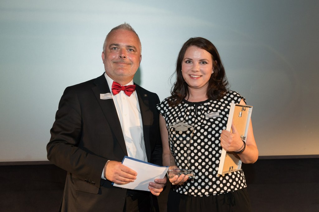 Absolventin der OTH Regensburg Ellen Großmann und Laudator Michael Staab, Personalleiter bei Continental in Regensburg Die Absolventin der OTH Regensburg, Ellen Großmann, und Laudator Michael Staab, Personalleiter bei Continental in Regensburg.