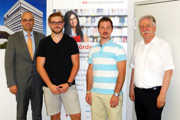 Prof. Dr. Andreas Maurial, Dekan der Fakultät Bauingenieurwesen der OTH Regensburg (rechts) und I.C.S. e.V. Geschäftsführer Thomas Schauer (links) mit den Studenten Lorenz Muthig und Maximilian Löffler an der OTH Regensburg. Foto: I.C.S. e.V.