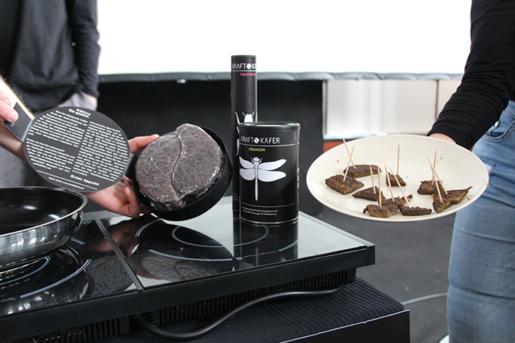 "Kraftkäfer" Mehlwurm-Burger - links in der stylischen Verpackung, rechts als Häppchen zum Probieren. Fotos: OTH Regensburg