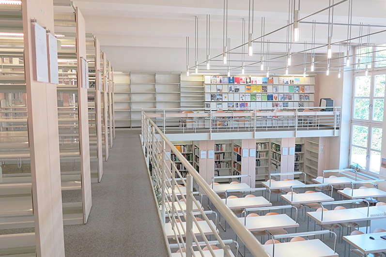 Der bisherige Standort der Bau-Literatur in der Teilbibliothek Prüfeninger Straße. Fotos: OTH Regensburg