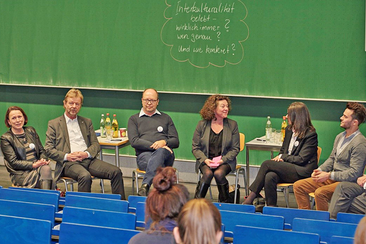 Interkultureller Tag 2017: Teilnehmer der Podiumsdiskussion (von links:  Gertrud Maltz-Schwarzfischer, Prof. Dr. Wolfgang Baier, Werner Zierer, Heike Abt, Cornelia Horsch, Eduard Kremen, Prof. Dr. Wilfried Dreyer, Gulchachak Bagautdinova)
