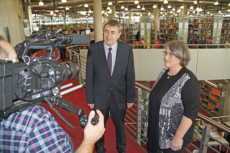 Prof. Dr. Claus Koss und Prof. Dr. Clarissa Rudolph beim Interview mit DATEV eG in der Hochschulbibliothek der OTH Regensburg.