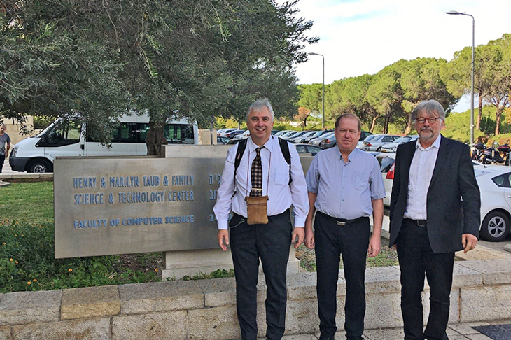 von links: Prof. Dr. Jürgen Mottok, OTH Regensburg, Prof. Dr. Eli Biham, Technion Universität in Haifa und Prof. Georg Scharfenberg, OTH Regensburg. Foto: OTH Regensburg