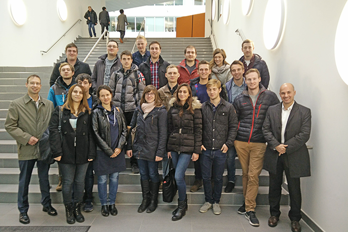 Studierende des Schwerpunkts Finanzen im Studiengang Bachelor Betriebswirtschaft bei Ihrer Exkursion zur KUKA AG. Mit auf dem Bild sind Prof. Dr. Jürgen Schöntag und Prof. Dr. Wolfgang Hößl. 