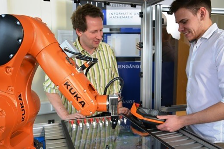 Prof. Dr. Martin Weiß und Markus Webert arbeiten an der OTH Regensburg mit dem KUKA Kleinroboter KR AGILUS. Bild: KUKA Robotics. 