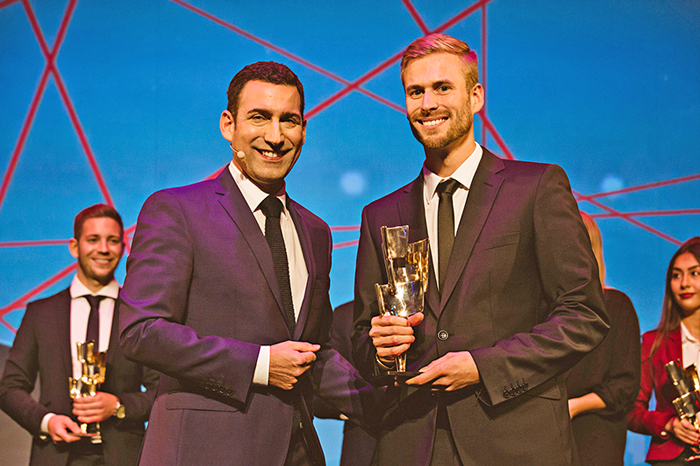 Johannes Stuber(rechts), ist für seine Masterarbeit über Netzsicherheit infolge der Energiewende mit dem Kulturpreis Bayern ausgezeichnet worden. Hochschullaudator der Verleihungsveranstaltung war der Moderator und Autor Till Nassif
