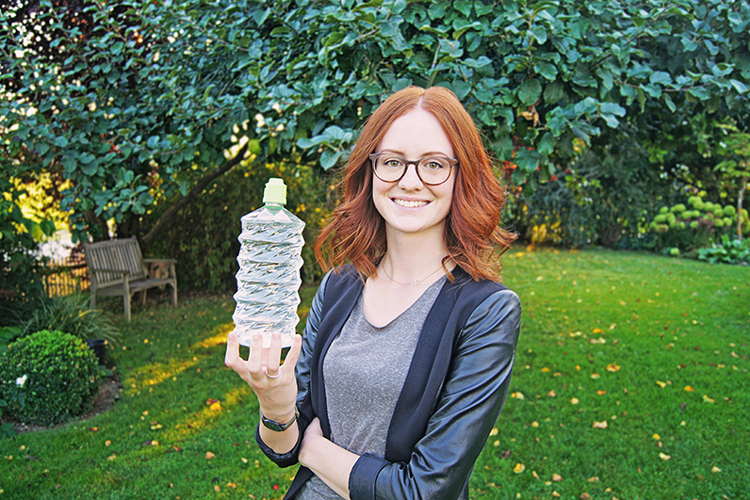 OTH-Absolventin Laura Wittmann mit ihrer preisgekrönten faltbaren Flasche "Active Pouch". Foto: Krones AG