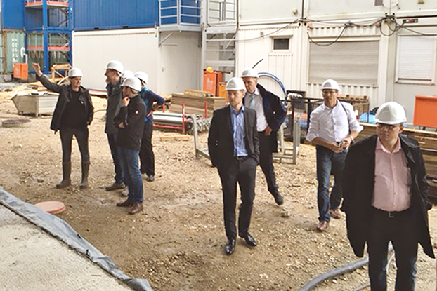 Der Alumnistammtisch darf als erste Gruppe überhaupt die Baustelle besichtigen. Der Alumnistammtisch darf als erste Gruppe überhaupt die Baustelle besichtigen.