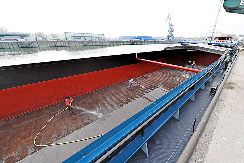 Nach dem Entladen werden Schiffe gereinigt. Foto: OTH Regensburg / Uwe Moosburge Nach dem Entladen werden Schiffe gereinigt. Foto: OTH Regensburg / Uwe Moosburge