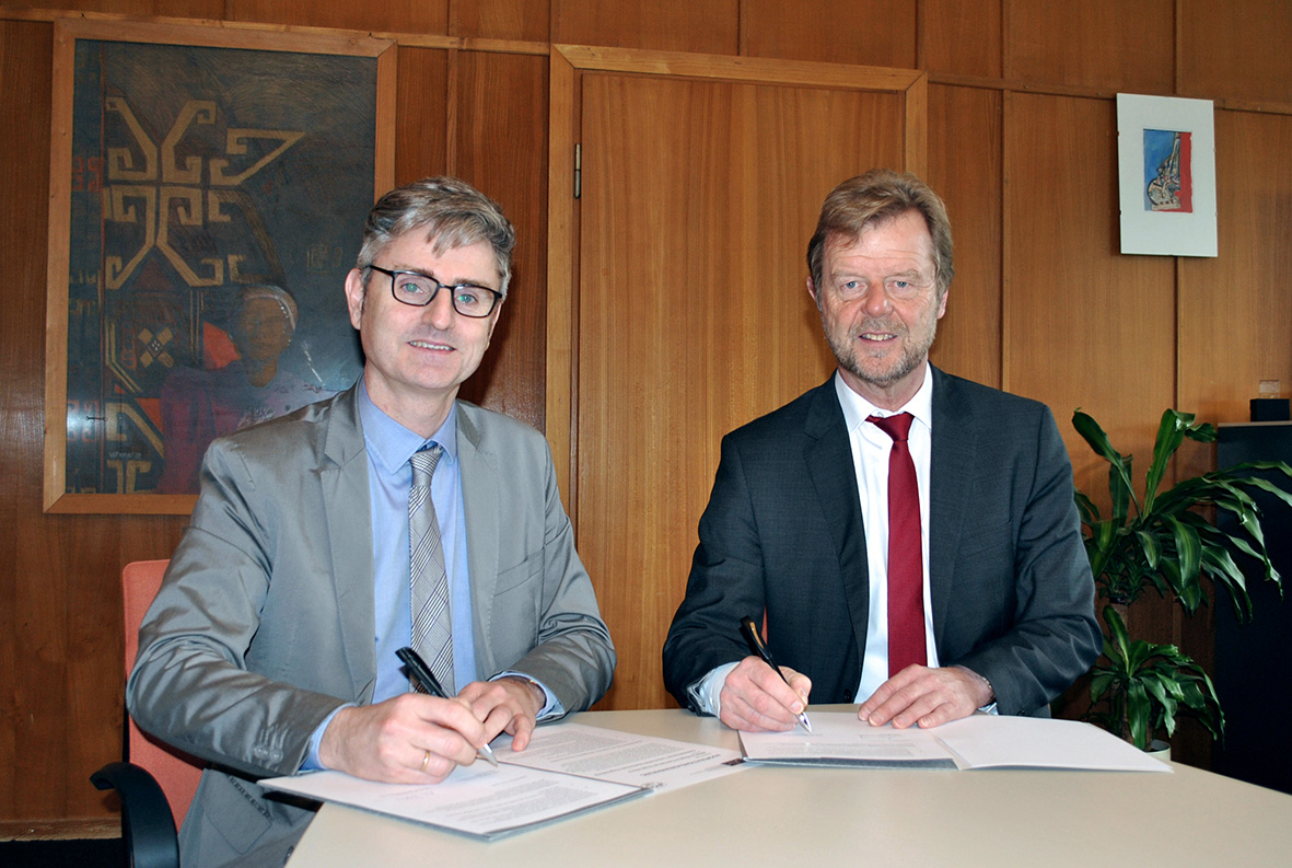 Bei der Vertragsunterzeichnung: (von links) OStD Sebastian Thammer, Leiter Albertus-Magnus-Gymnasium und Prof. Dr. Wolfgang Baier, Präsident OTH Regensburg.