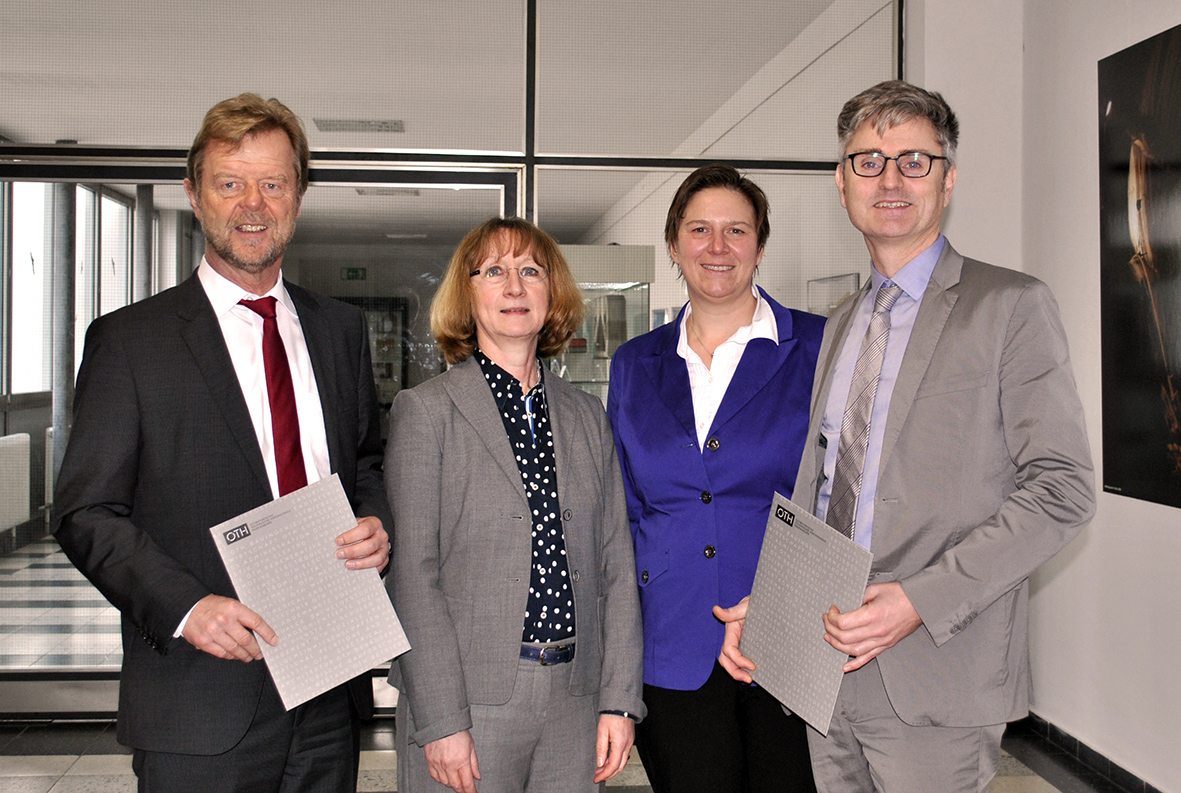 Nach der Unterzeichnung der Kooperationsvereinbarung zwischen OTH Regensburg und Albertus-Magnus-Gymnasium: (von links) Prof. Dr. Wolfgang Baier, Präsident der OTH Regensburg, Prof. Dr. Christine Süß-Gebhard, OTH Regensburg, Helga Franke und OStD Sebas