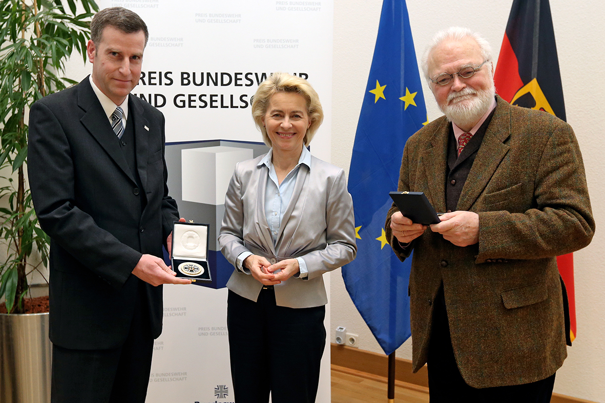 Die Bundesministerin der Verteidigung, Ursula von der Leyen, überreicht an Prof. Dr. Markus Bresinsky (links) die Medaille des Bundesministeriums für Verteidigung. Foto: Bundeswehr  
