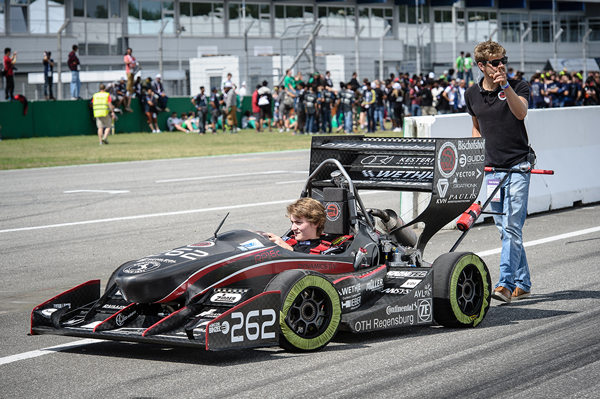 Das Formula Student Team der OTH Regensburg startet auch 2016 durch, in die bisher beste Rennsaison. Foto: FSG Klein.