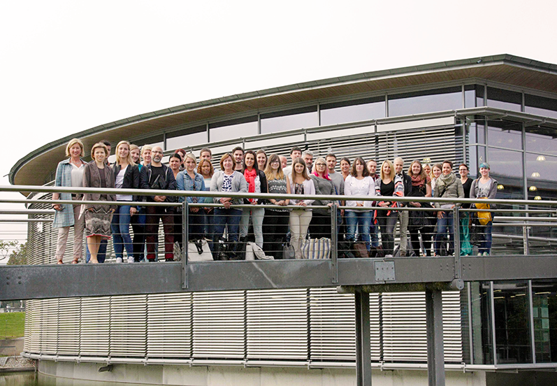 Die neuen Studierenden des berufsbegleitenden, dezentralen Bachelors Soziale Arbeit auf der Brücke der OTH Regensburg