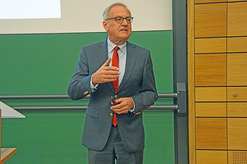 Franz Josef Benedikt, Präsident der Hauptverwaltung der Deutschen Bundesbank in Bayern, bei seinem Gastvortrag