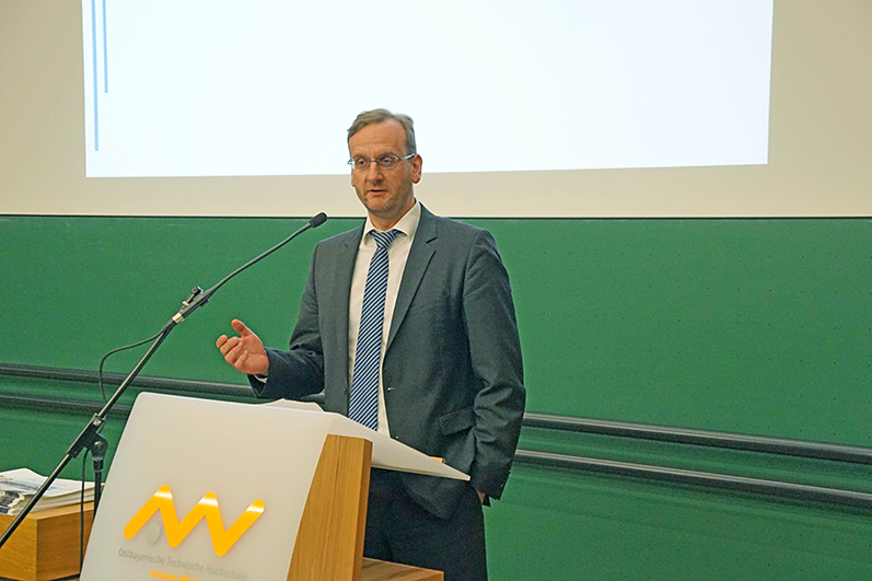 Prof. Dr. Gerhard Rösl, OTH Regensburg, hält eine Laudation auf OTH-Studentin Lisa Schmidt. Fotos: OTH Amberg-Weiden