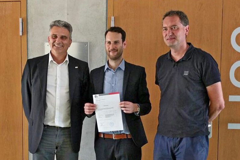 (v.l.): Prof. Dr. Thomas Falter, OTH Regensburg, Promovend Dr. Josef Merk und Prof. Dr. Peter Fischer, Universität Regensburg. Foto: Josef Me (v.l.): Prof. Dr. Thomas Falter, OTH Regensburg, Promovend Dr. Josef Merk und Prof. Dr. Peter Fischer, Universität Regensburg. Foto: Josef Me