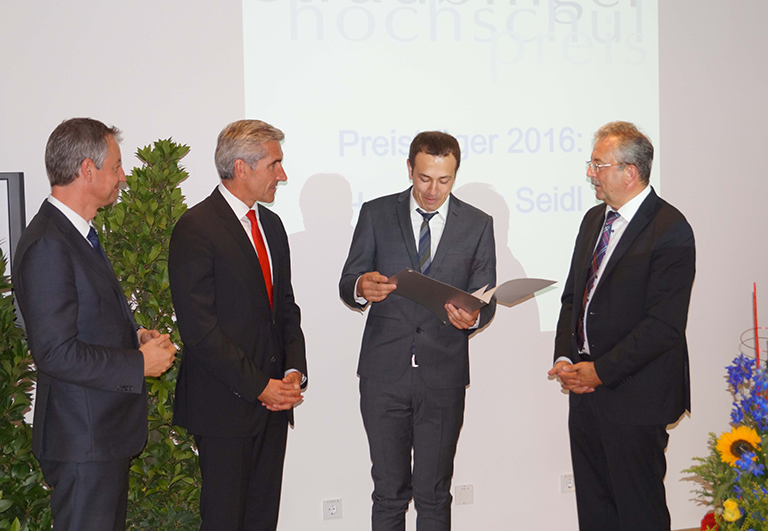 Markus Pannermayr, Oberbürgermeister der Stadt Straubing, Walter Strohmaier, Vorstandsvorsitzender der Sparkasse Niederbayern-Mitte, Preisträger Simon Seidl und  Josef Laumer, Landrat des Landkreises Straubing