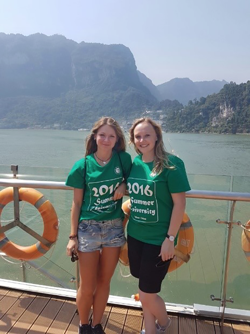 Monika Jendryka und Rebecca Behrendt auf dem Yangtze Fluss in China Fotos: Rebecca Behrendt Monika Jendryka und Rebecca Behrendt auf dem Yangtze Fluss in China Fotos: Rebecca Behrendt